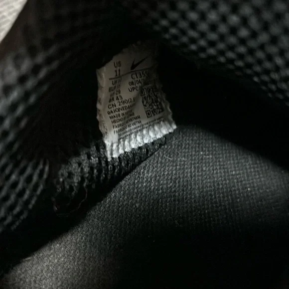 NWOT Nike Air Black and White Shoes size 11